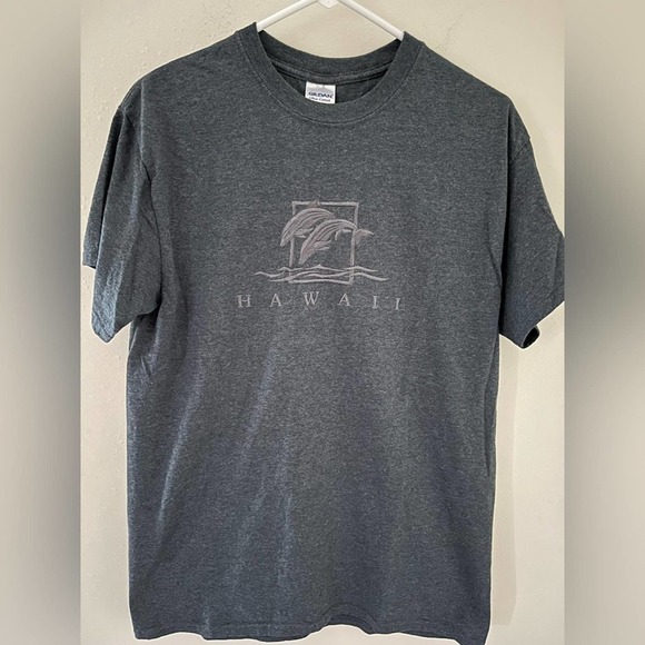 Gildan Gray Hawaii Jumping Dolphins T Shirt With Raised Print Size Medium - Picture 1 of 3